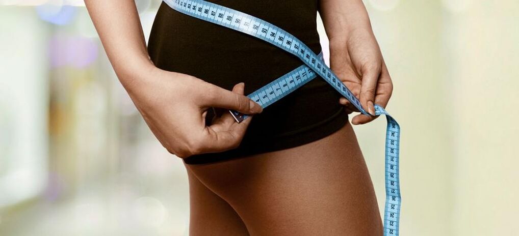 Una mujer registra los resultados de una pérdida de peso efectiva. 