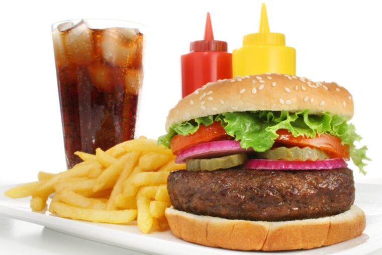 Se deben evitar los alimentos grasos y fritos a la hora de perder peso.