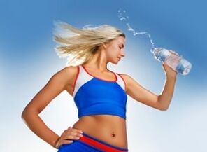 beber agua para bajar de peso