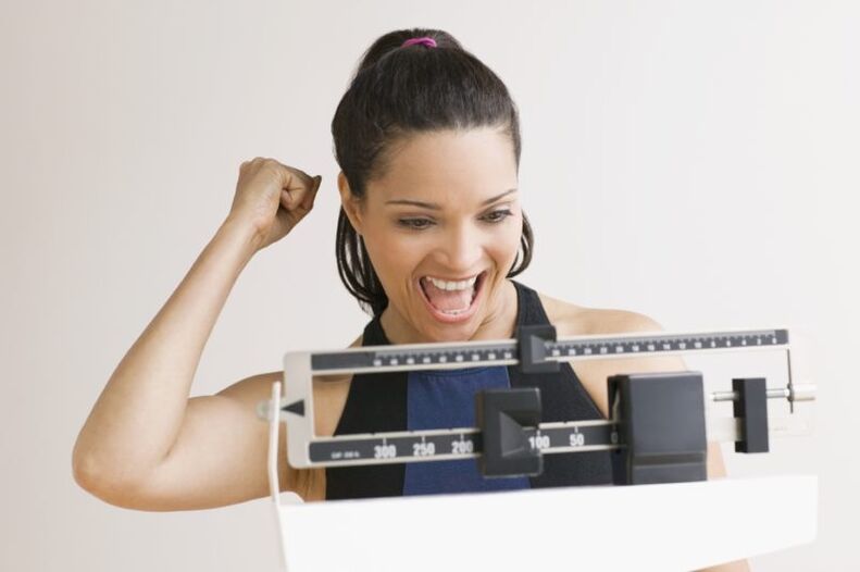 mujer feliz de perder peso con la dieta maggi
